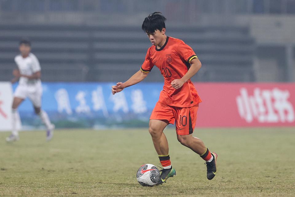 皇冠体育-16岁红星中断留洋！加盟中超保级队，董路：3大原因令他回国忍1年