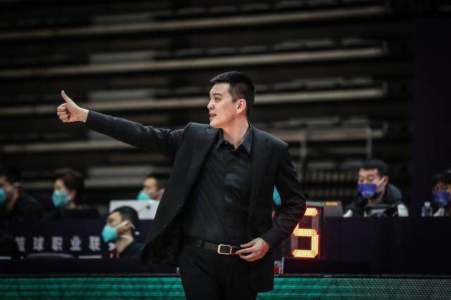 皇冠体育-杨鸣三年三冠却等来下课 半年前他似乎已有预料