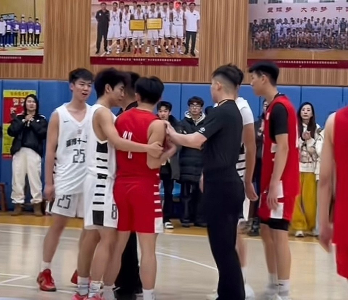 皇冠体育-高中篮球火爆冲突！球员赢球后挑衅对手 大量家长冲入球场 殴打学|淄博|潍坊|比赛|一中_新浪新闻