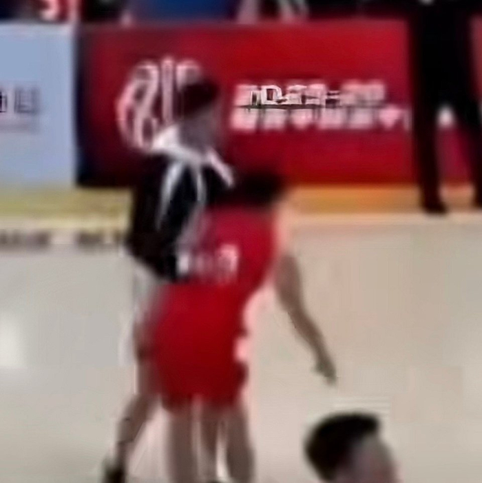 皇冠体育-高中篮球火爆冲突！球员赢球后挑衅对手 大量家长冲入球场 殴打学|淄博|潍坊|比赛|一中_新浪新闻