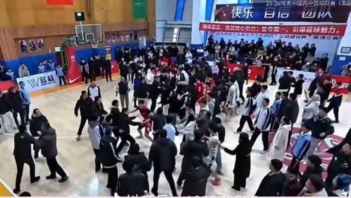 皇冠体育-高中篮球火爆冲突！球员赢球后挑衅对手 大量家长冲入球场 殴打学|淄博|潍坊|比赛|一中_新浪新闻